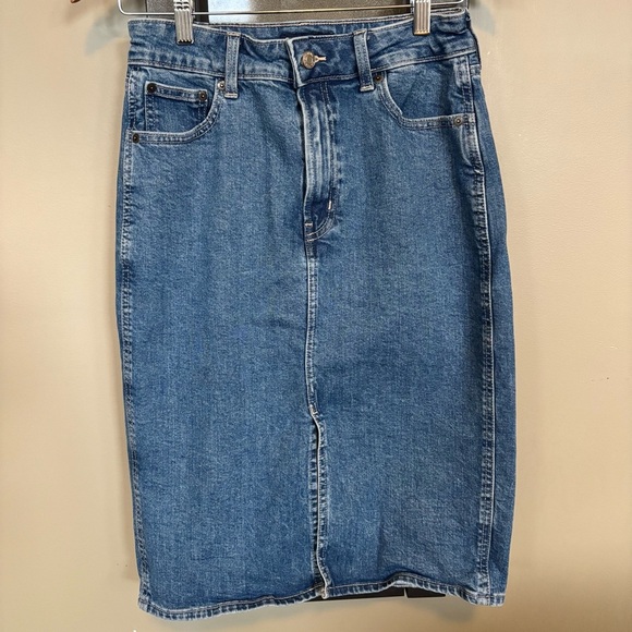 GAP Dresses & Skirts - Gap Denim Midi Ski Skirt - size 6/28​